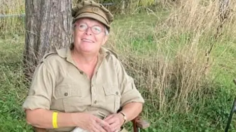 Other Louise Duffield, sitting