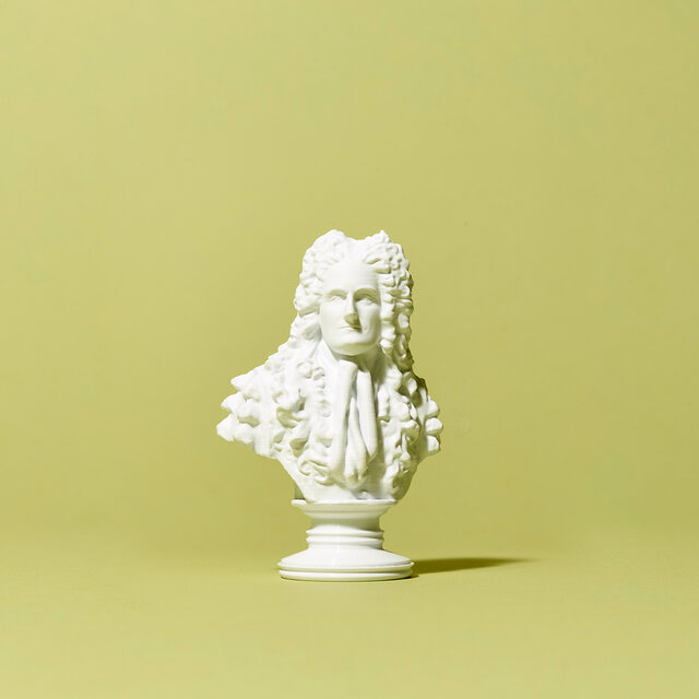 A white bust of the philosopher Gottfried Wilhelm Leibniz, featuring a long curly wig and cravat, is centered against a yellow background.