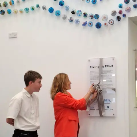 NHS Grampian Jack and Arlene Hutchinson unveiling an organ donor artwork.